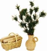 Korb mit Holz, Vase mit Zweig